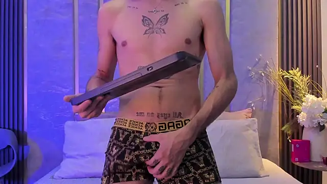 Snapshot of NikoStone_ chatting on September 23, 2025, 4:08 am NikoStone  online show from September 23, 2025, 4:08 am