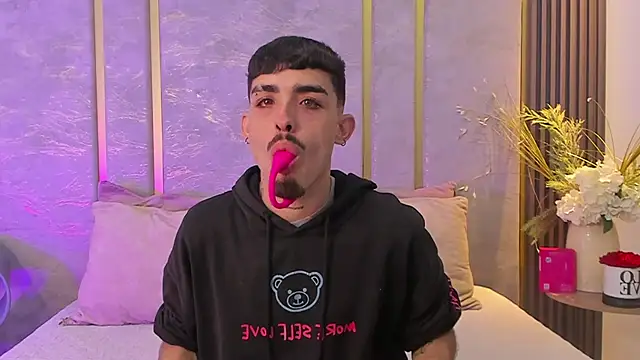 Snapshot of NikoStone_ chatting on September 10, 2025, 4:00 am NikoStone  online show from September 10, 2025, 4:00 am