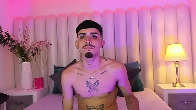 Snapshot of NikoStone_ chatting on October 30, 2025, 4:44 am NikoStone  online show from October 30, 2025, 4:44 am