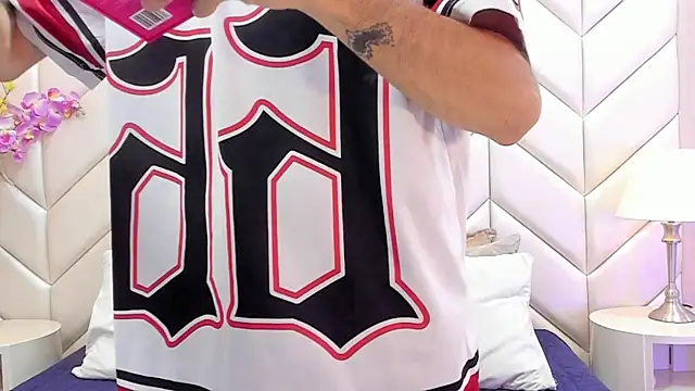 Snapshot of NikoStone_ chatting on September 19, 2025, 4:05 am NikoStone  online show from September 19, 2025, 4:05 am