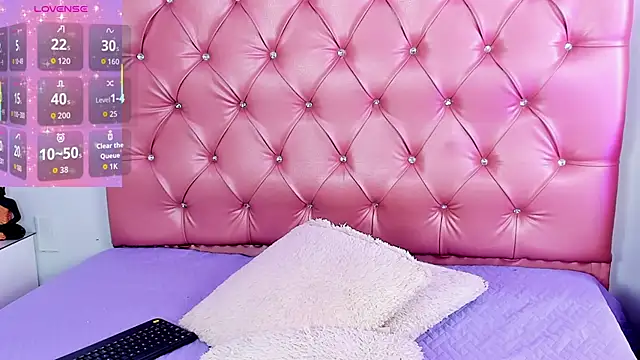 ChloeBakerr online show from September 16, 2025, 1:23 pm