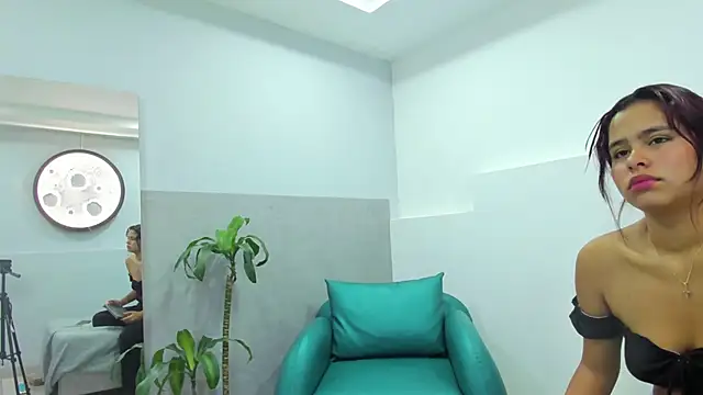 Snapshot of Sofia_villareal chatting on October 6, 2025, 12:06 pm Sofia villareal online show from October 6, 2025, 12:06 pm