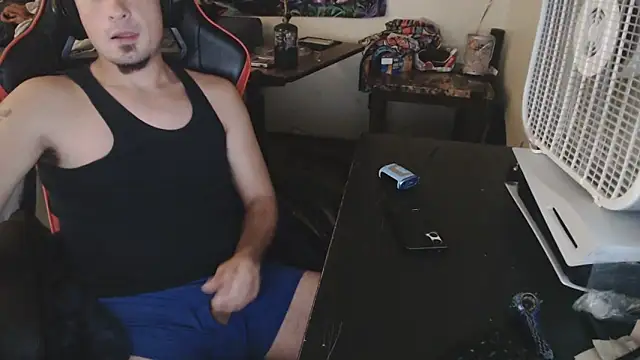 Snapshot of YoBlezz chatting on September 23, 2025, 7:04 am YoBlezz online show from September 23, 2025, 7:04 am