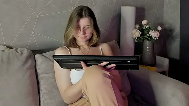 Agnes Passero online show from October 1, 2025, 10:09 am