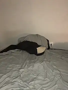 TRILLAHUNG online show from October 12, 2025, 12:12 am