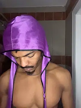 TRILLAHUNG online show from December 2, 2025, 7:43 am