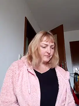 LiluLiluLilu online show from October 6, 2025, 1:45 pm