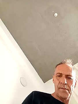 Snapshot of Meliwem12 chatting on October 23, 2025, 5:28 am Meliwem12 online show from October 23, 2025, 5:28 am