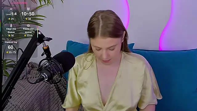 Snapshot of MelanieHenders chatting on October 3, 2025, 6:04 am MelanieHenders online show from October 3, 2025, 6:04 am