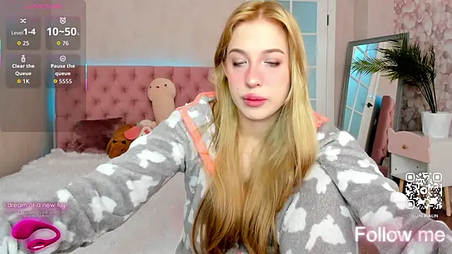 Snapshot of LightStar_18 chatting on October 6, 2025, 8:48 am LightStar 18 online show from October 6, 2025, 8:48 am