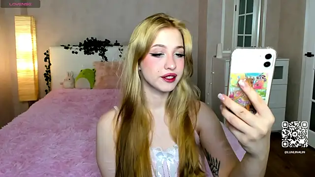 Snapshot of LightStar_18 chatting on October 20, 2025, 11:11 am LightStar 18 online show from October 20, 2025, 11:11 am