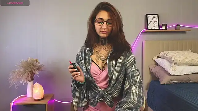 LisaDeVil online show from September 9, 2025, 3:10 pm