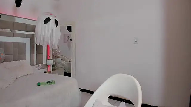 Snapshot of Rihanna_es chatting on October 17, 2025, 4:05 am Rihanna es online show from October 17, 2025, 4:05 am