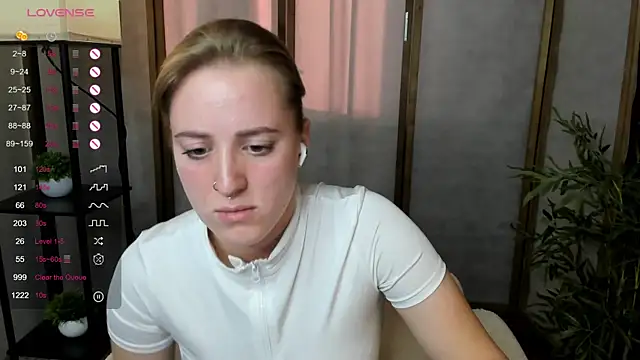 Snapshot of Alice_Cire chatting on October 20, 2025, 9:43 am Alice Cire online show from October 20, 2025, 9:43 am