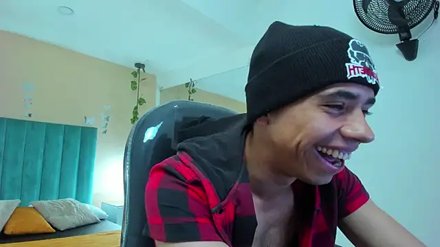 Muscle Scott online show from December 1, 2025, 12:39 pm