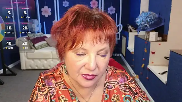 Kira Kenett online show from November 17, 2025, 5:06 pm