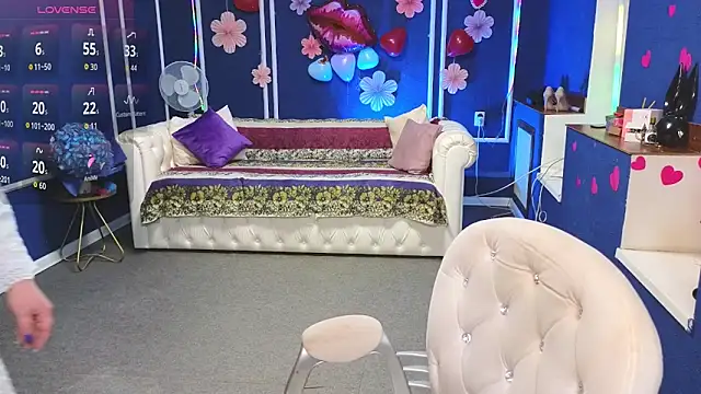 Kira Kenett online show from February 9, 2026, 5:49 am