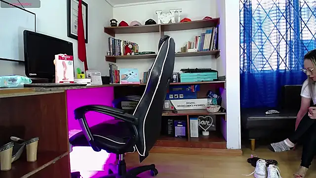 Snapshot of GretaVoss_ chatting on October 27, 2025, 7:04 pm GretaVoss  online show from October 27, 2025, 7:04 pm