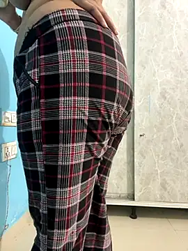 Snapshot of pooja_cam101 chatting on October 1, 2025, 1:44 am pooja cam101 online show from October 1, 2025, 1:44 am