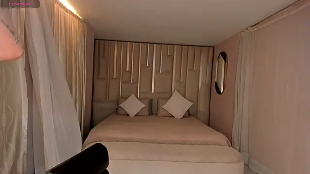 LucyWeiss  online show from October 7, 2025, 7:26 pm