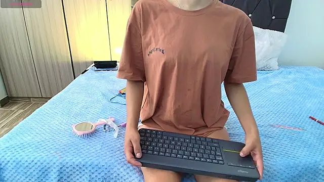 Snapshot of Ruby_Whispers chatting on October 22, 2025, 12:04 pm Ruby Whispers online show from October 22, 2025, 12:04 pm