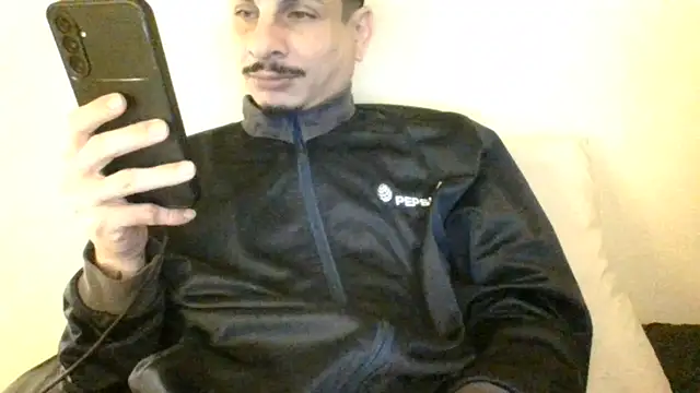 Snapshot of Skate012 chatting on July 7, 2026, 5:32 am Skate012 online show from July 7, 2026, 5:32 am