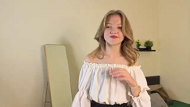 Snapshot of Sue_Sanders chatting on September 18, 2025, 10:07 am Sue Sanders online show from September 18, 2025, 10:07 am