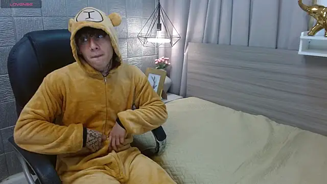 Snapshot of Iantwink18 chatting on September 8, 2025, 9:25 pm Iantwink18 online show from September 8, 2025, 9:25 pm