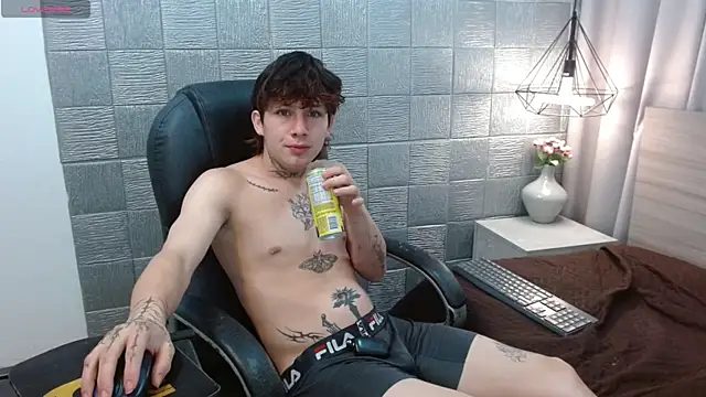 Snapshot of Iantwink18 chatting on September 23, 2025, 9:16 am Iantwink18 online show from September 23, 2025, 9:16 am