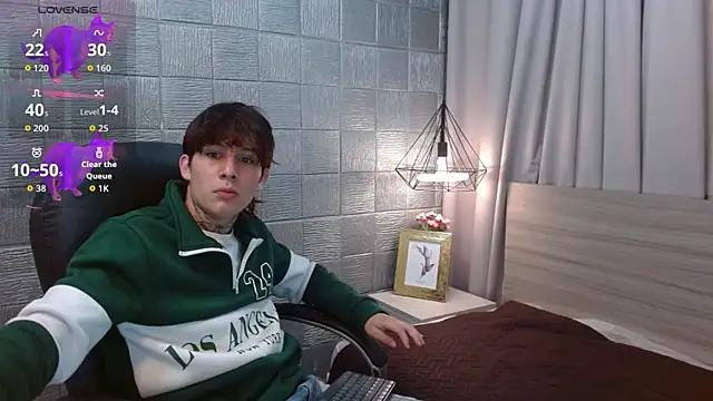 Snapshot of Iantwink18 chatting on October 1, 2025, 5:50 pm Iantwink18 online show from October 1, 2025, 5:50 pm