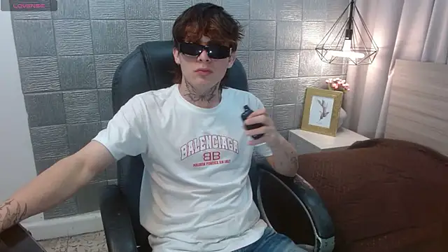 Snapshot of Iantwink18 chatting on September 24, 2025, 2:56 pm Iantwink18 online show from September 24, 2025, 2:56 pm