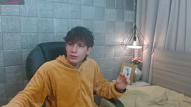 Snapshot of Iantwink18 chatting on September 12, 2025, 10:31 pm Iantwink18 online show from September 12, 2025, 10:31 pm