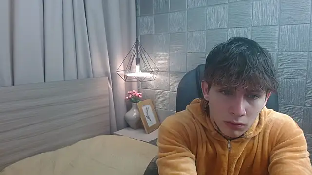 Snapshot of Iantwink18 chatting on September 11, 2025, 4:23 am Iantwink18 online show from September 11, 2025, 4:23 am