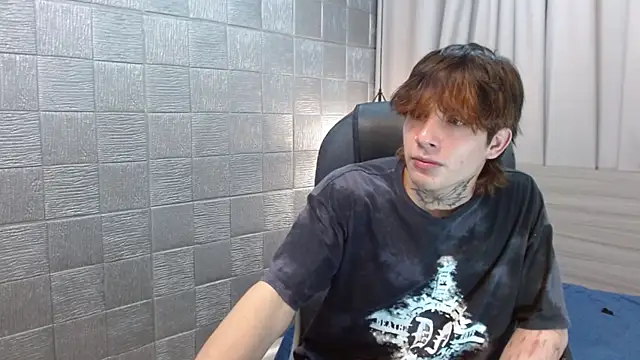 Snapshot of Iantwink18 chatting on October 5, 2025, 8:32 pm Iantwink18 online show from October 5, 2025, 8:32 pm