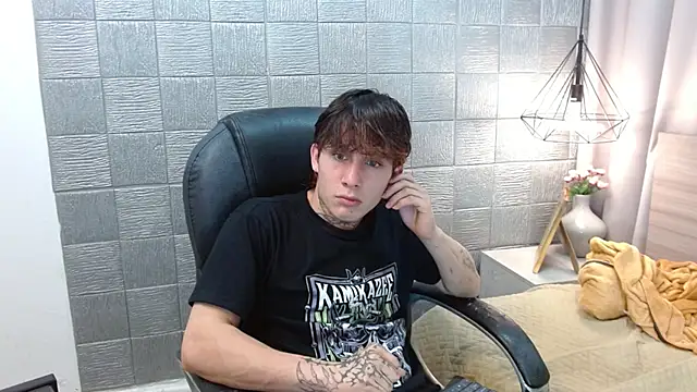 Snapshot of Iantwink18 chatting on September 19, 2025, 8:24 pm Iantwink18 online show from September 19, 2025, 8:24 pm