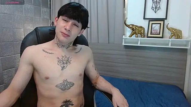 Snapshot of Iantwink18 chatting on October 31, 2025, 9:43 pm Iantwink18 online show from October 31, 2025, 9:43 pm