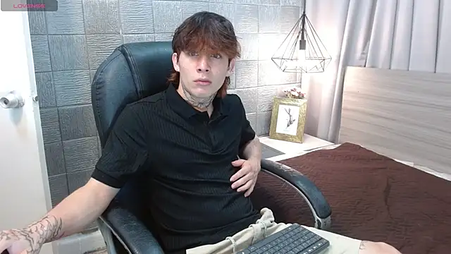 Snapshot of Iantwink18 chatting on September 30, 2025, 3:07 pm Iantwink18 online show from September 30, 2025, 3:07 pm