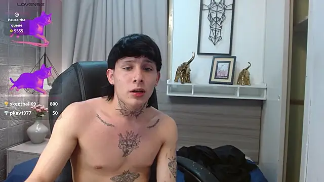 Snapshot of Iantwink18 chatting on October 12, 2025, 8:05 am Iantwink18 online show from October 12, 2025, 8:05 am