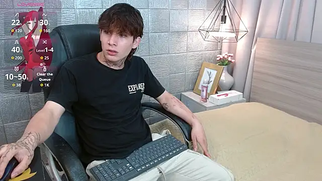 Snapshot of Iantwink18 chatting on September 16, 2025, 2:29 pm Iantwink18 online show from September 16, 2025, 2:29 pm