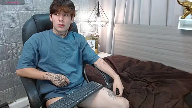 Snapshot of Iantwink18 chatting on September 28, 2025, 12:23 pm Iantwink18 online show from September 28, 2025, 12:23 pm