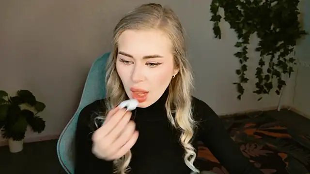 Snapshot of AdelLoyss chatting on October 15, 2025, 1:08 pm AdelLoyss online show from October 15, 2025, 1:08 pm