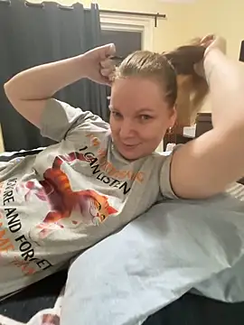 aussiepeaches online show from November 11, 2025, 2:01 pm