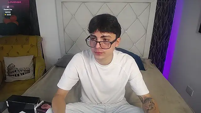 Snapshot of SamuFOXXX chatting on October 15, 2025, 8:17 pm SamuFOXXX online show from October 15, 2025, 8:17 pm