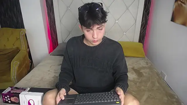 Snapshot of SamuFOXXX chatting on October 2, 2025, 8:23 pm SamuFOXXX online show from October 2, 2025, 8:23 pm