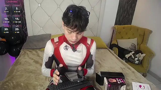 Snapshot of SamuFOXXX chatting on October 13, 2025, 8:32 pm SamuFOXXX online show from October 13, 2025, 8:32 pm