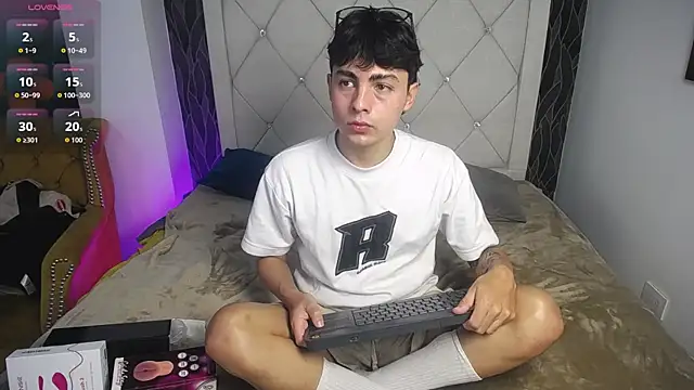 Snapshot of SamuFOXXX chatting on October 17, 2025, 8:10 pm SamuFOXXX online show from October 17, 2025, 8:10 pm