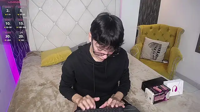 Snapshot of SamuFOXXX chatting on October 11, 2025, 8:21 pm SamuFOXXX online show from October 11, 2025, 8:21 pm