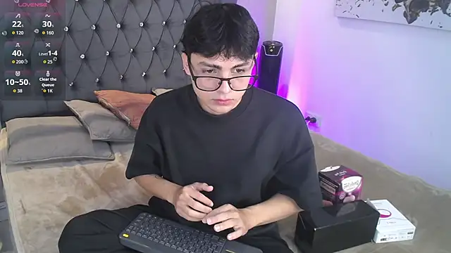 Snapshot of SamuFOXXX chatting on October 10, 2025, 8:31 pm SamuFOXXX online show from October 10, 2025, 8:31 pm