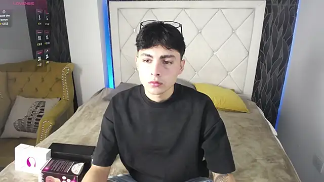 Snapshot of SamuFOXXX chatting on September 24, 2025, 8:15 pm SamuFOXXX online show from September 24, 2025, 8:15 pm