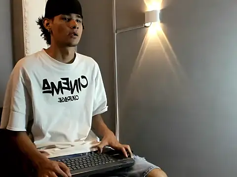 Snapshot of kenix_777 chatting on October 17, 2025, 7:59 pm kenix 777 online show from October 17, 2025, 7:59 pm